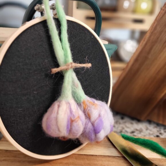 Vegetables on Embroidery Hoops | Handmade | Wool Needle Felting 1 Piece: Garlic - Picture 2 of 10
